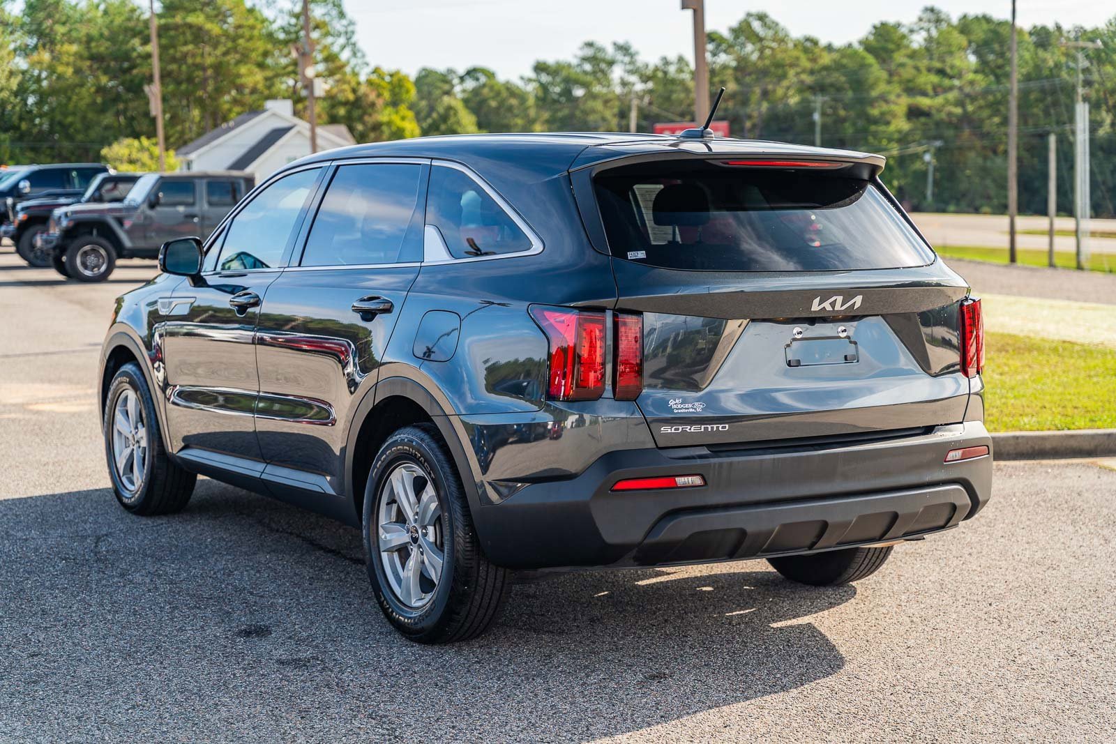 Used 2023 Kia Sorento LX image 3