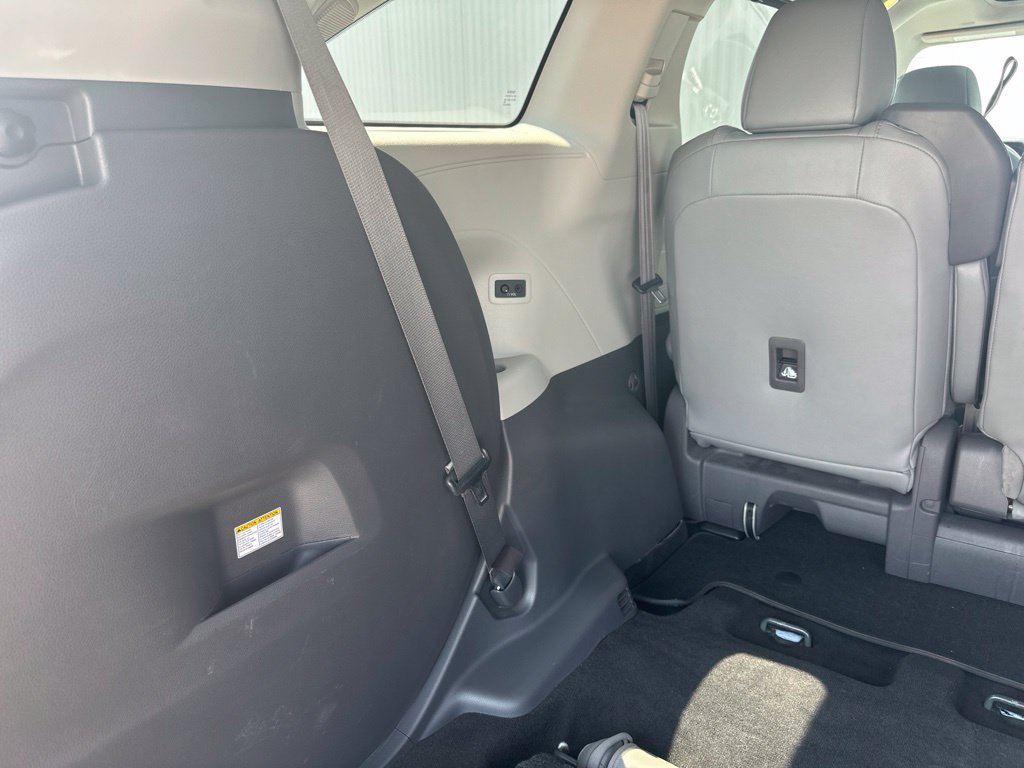 Used 2021 Toyota Sienna XLE w/ XLE Plus Package FWD image 25