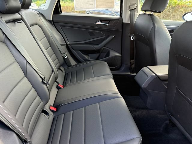 Used 2024 Volkswagen Jetta SE w/ Panoramic Sunroof Package FWD image 21