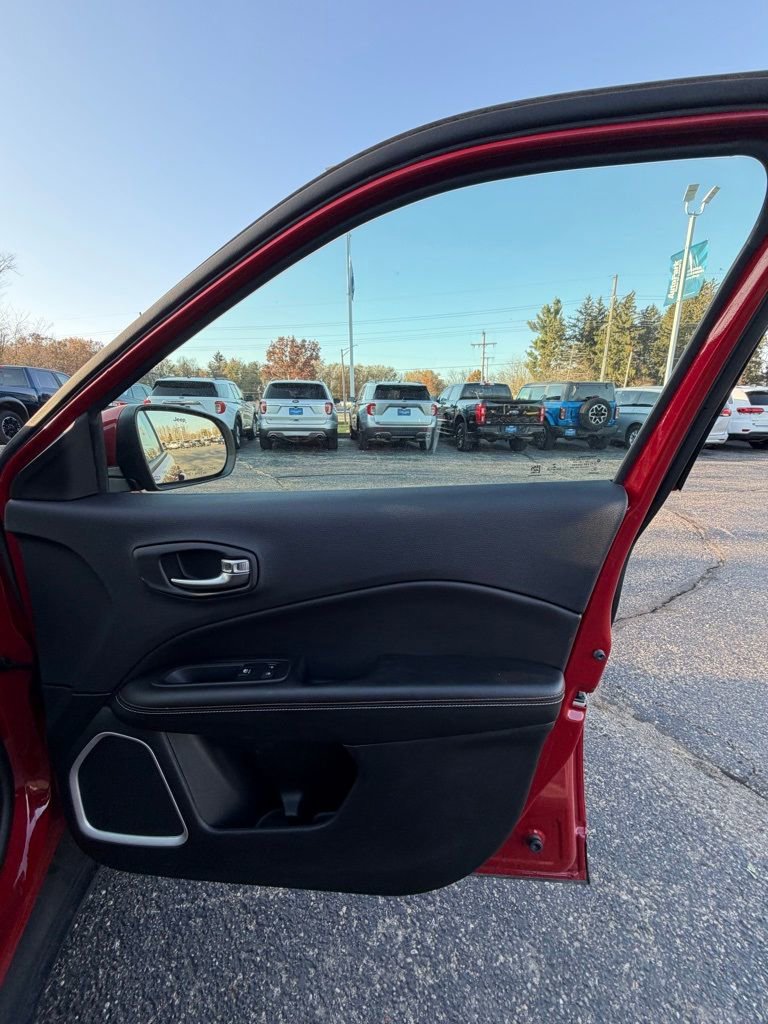 Used 2019 Jeep Compass Latitude w/ Cold Weather Group image 18