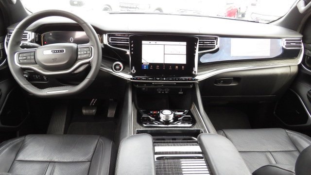 Used 2022 Jeep Wagoneer Series III w/ Premium Group I image 2