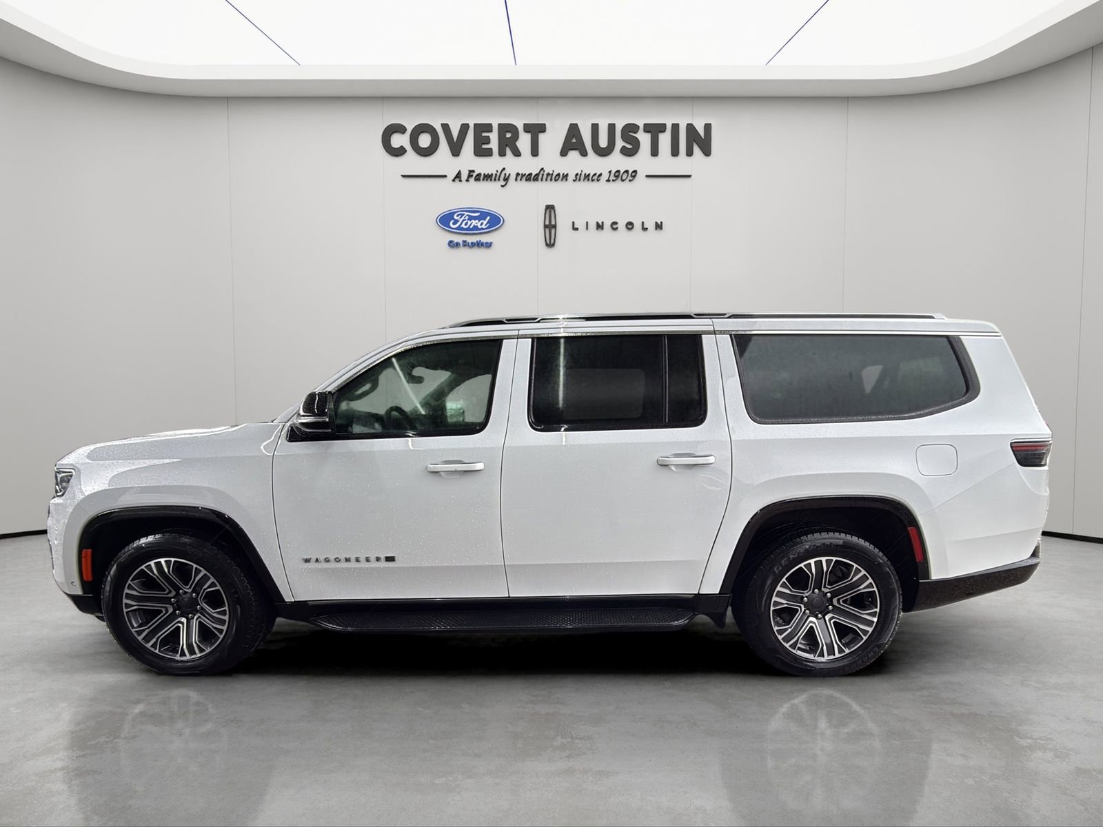 Used 2024 Jeep Wagoneer L Series II RWD image 2
