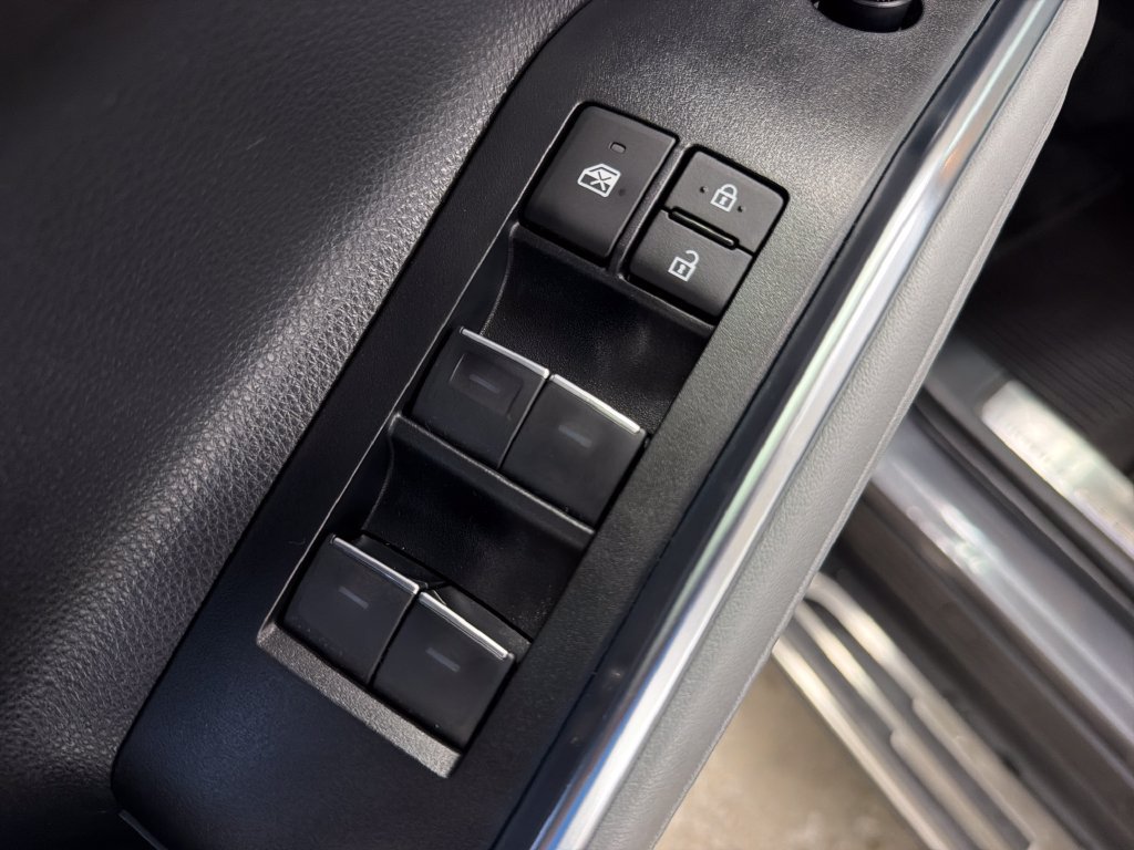 Used 2024 Toyota Highlander Platinum AWD/4WD image 18