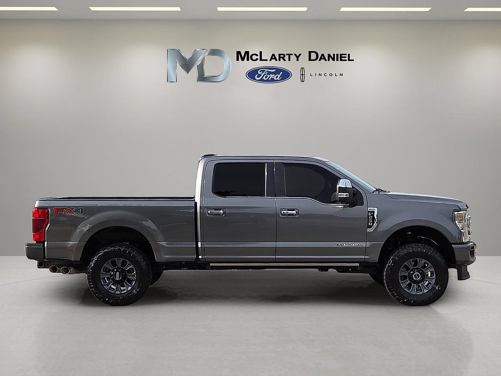Certified 2022 Ford F250 Platinum w/ FX4 Off-Road Package AWD/4WD image 6