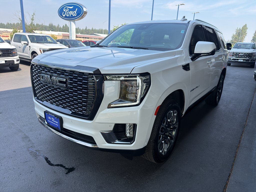 Used 2023 GMC Yukon Denali Ultimate AWD/4WD image 3