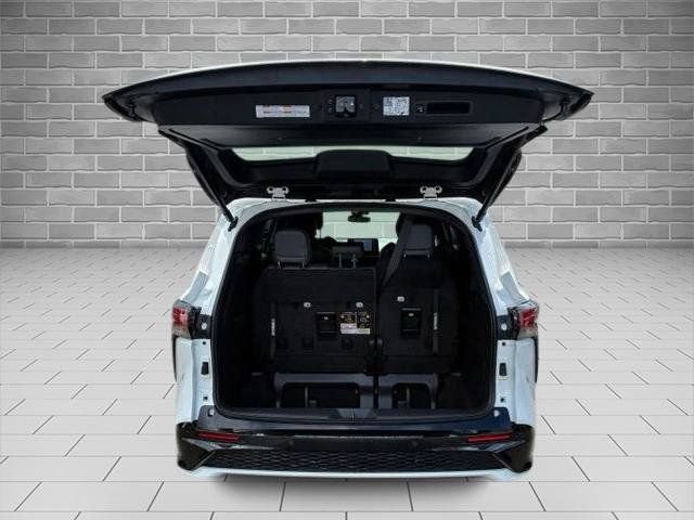 Used 2023 Toyota Sienna XSE w/ XSE Plus Package AWD/4WD image 5