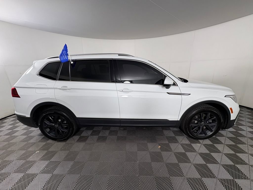 Used 2022 Volkswagen Tiguan SE w/ Panoramic Sunroof Package image 8