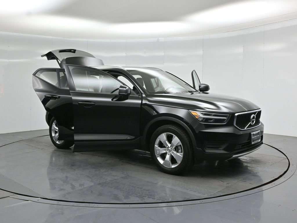 Used 2022 Volvo XC40 T5 Momentum image 30