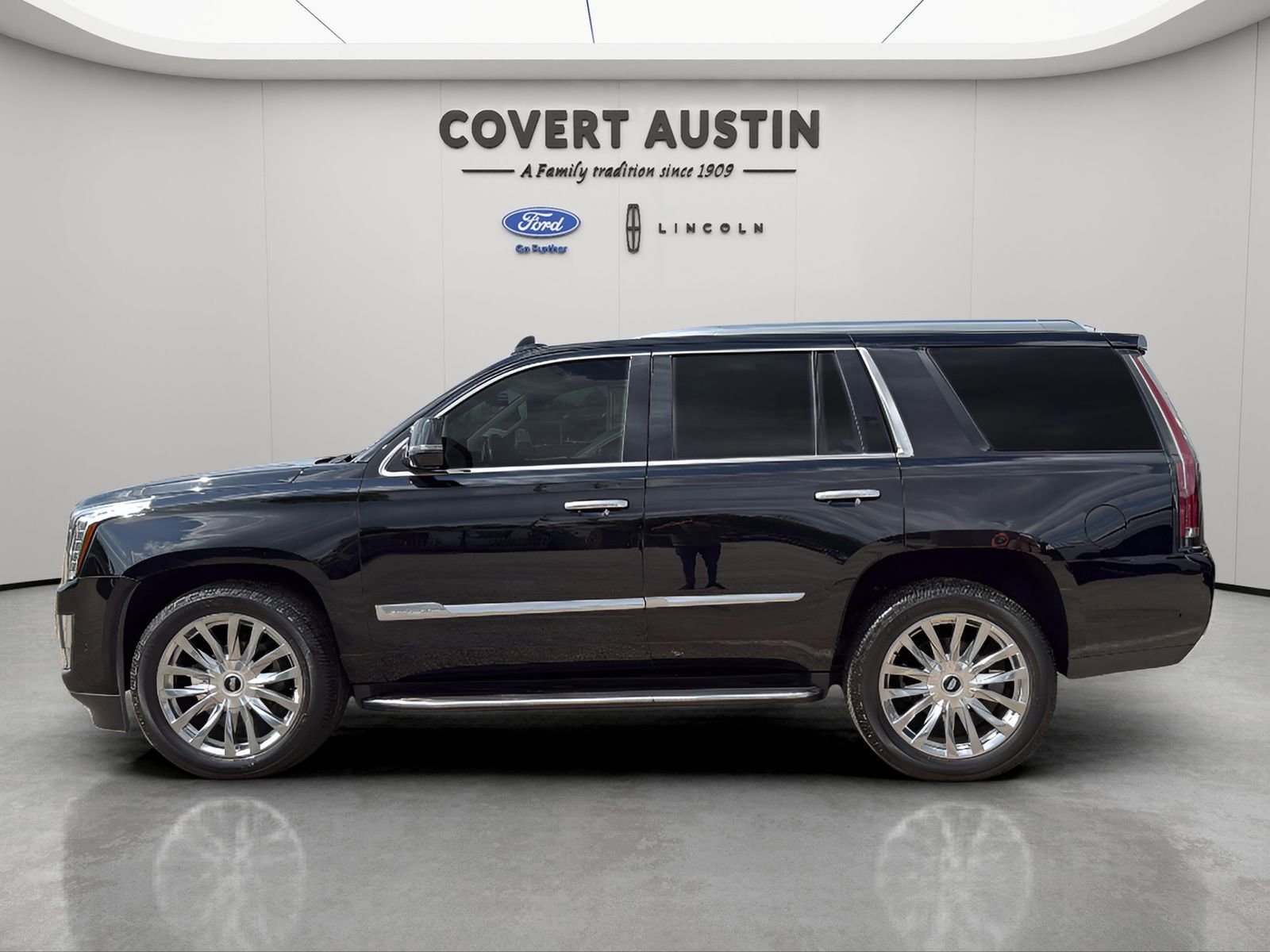 Used 2018 Cadillac Escalade Luxury RWD image 2