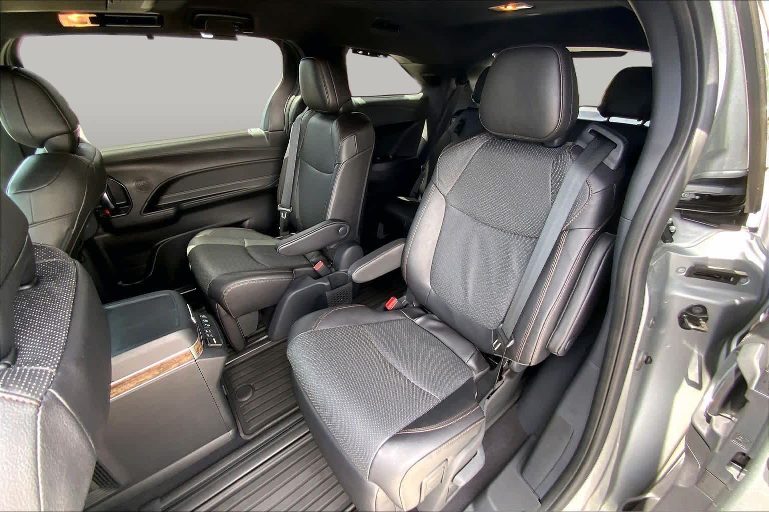 Used 2025 Toyota Sienna Platinum FWD image 21