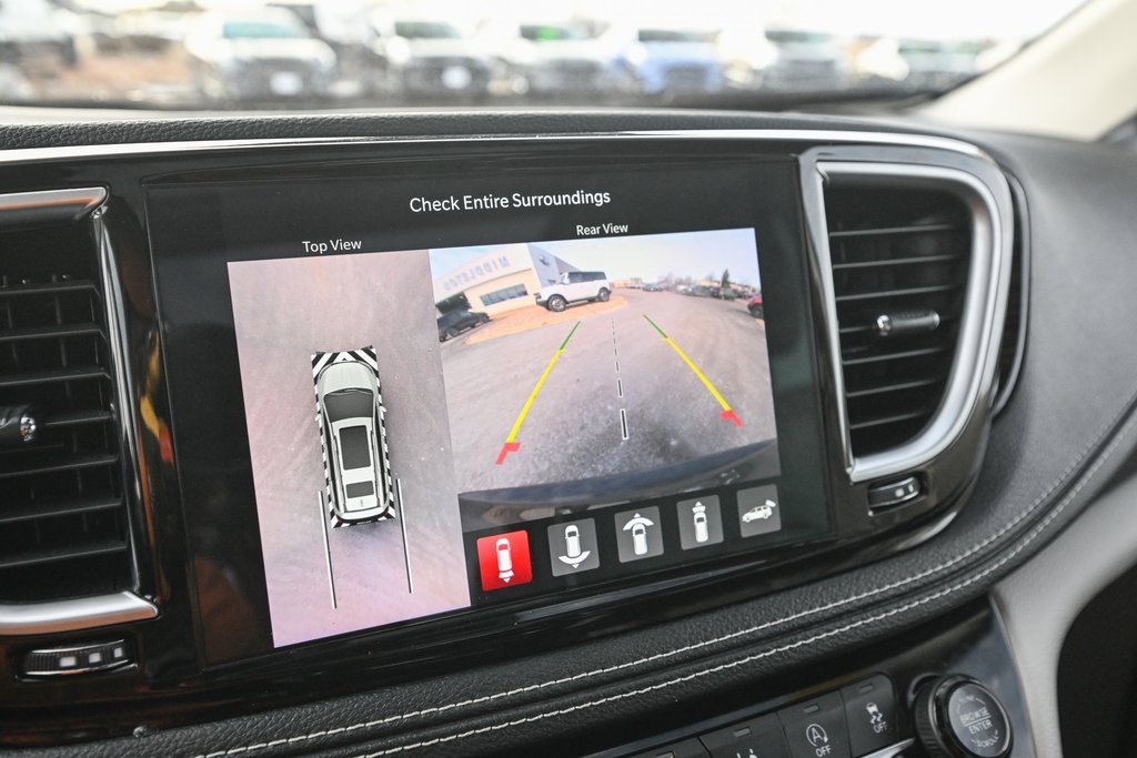 Used 2021 Chrysler Pacifica Limited w/ Uconnect Theater Family Group image 39