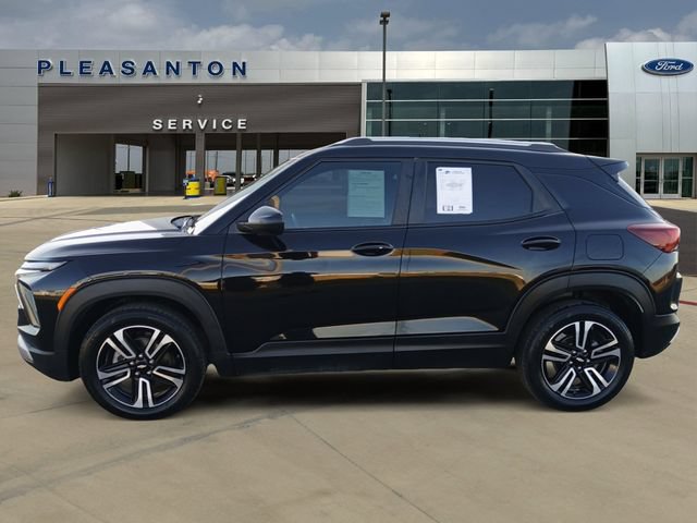 Used 2025 Chevrolet TrailBlazer LT w/ LT Cold Weather Package FWD image 2