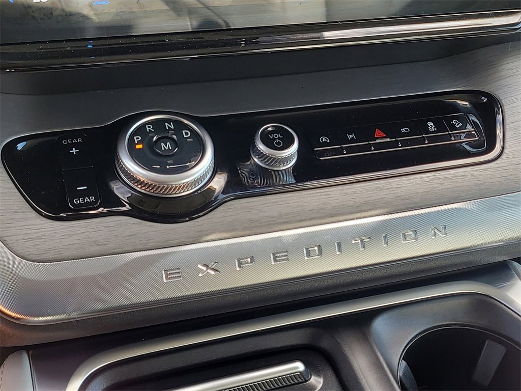 Certified 2025 Ford Expedition Platinum image 27