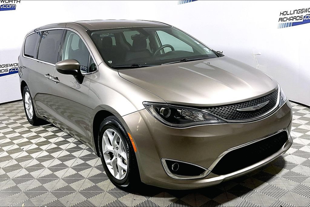 Used 2017 Chrysler Pacifica Touring Plus w/ Tire & Wheel Group FWD image 3