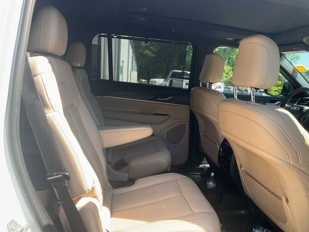 Used 2025 Jeep Grand Cherokee L Limited w/ Luxury Tech Group II image 13