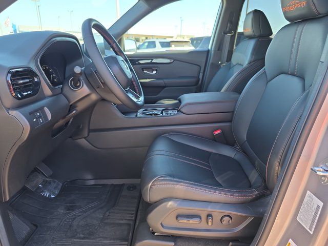 Used 2025 Honda Pilot TrailSport image 15
