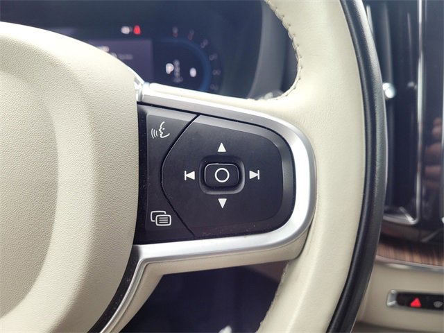 Used 2022 Volvo XC60 B5 Momentum image 23