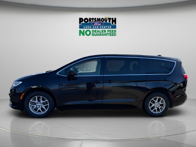 Used 2024 Chrysler Pacifica Touring-L FWD image 2