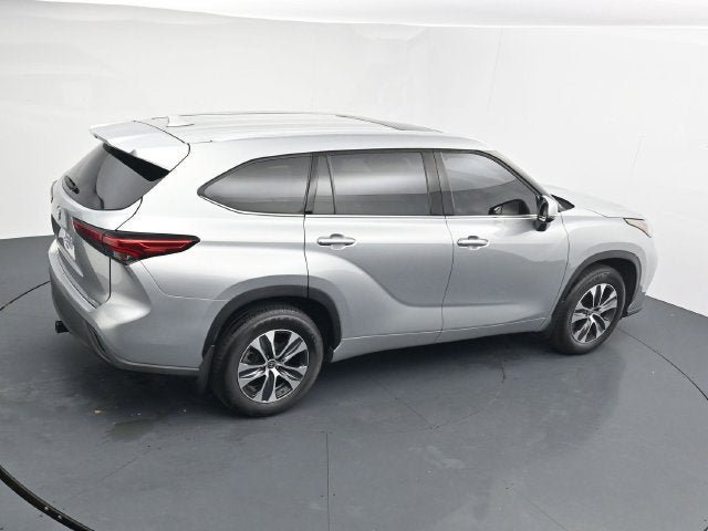 Used 2022 Toyota Highlander XLE AWD/4WD image 31
