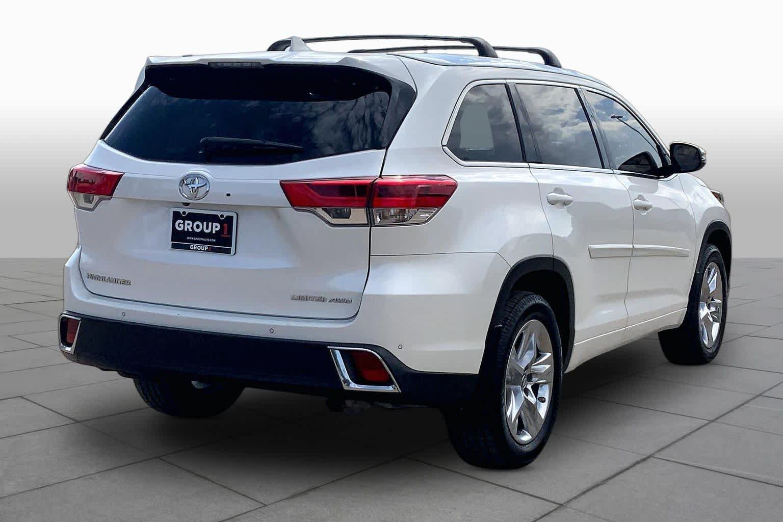 Used 2018 Toyota Highlander Limited w/ Carpet Mat Package (TMS) AWD/4WD image 13
