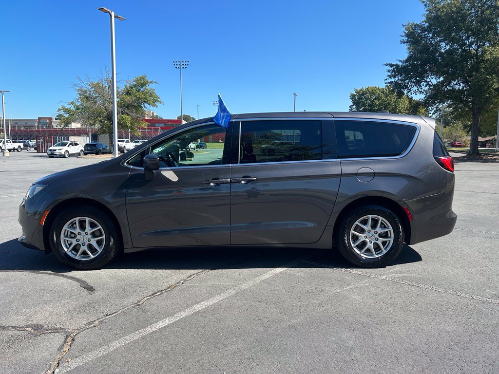 Used 2023 Chrysler Voyager LX FWD image 4