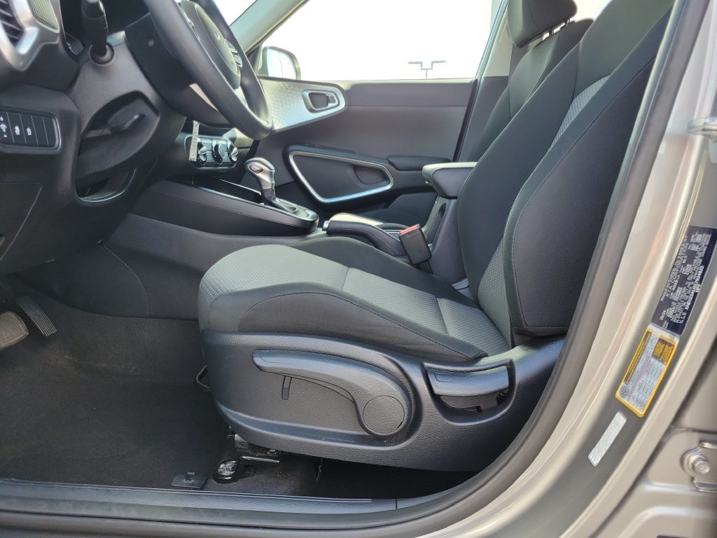 Used 2025 Kia Soul LX w/ LX Technology Package FWD image 20