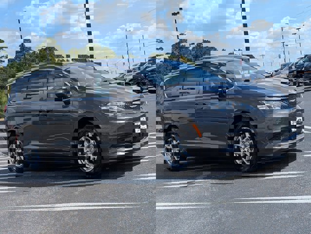 Used 2023 Chrysler Voyager LX image 6