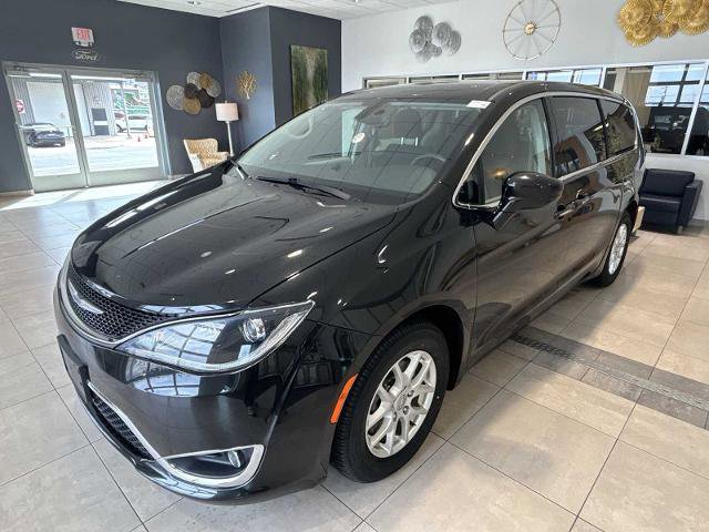 Used 2020 Chrysler Pacifica Touring image 2
