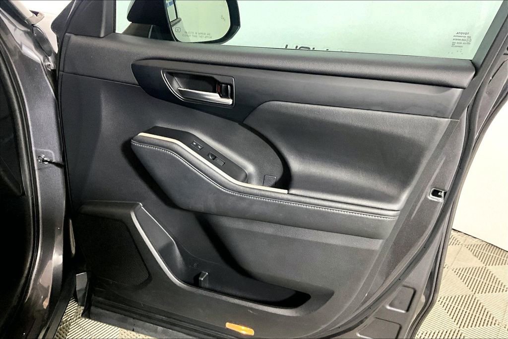 Used 2021 Toyota Highlander XSE FWD image 19