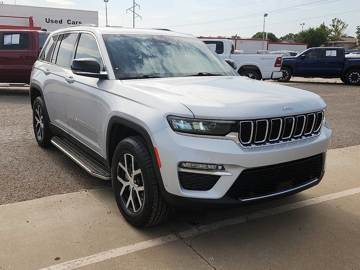 Used 2024 Jeep Grand Cherokee Limited w/ Luxury Tech Group II RWD image 4
