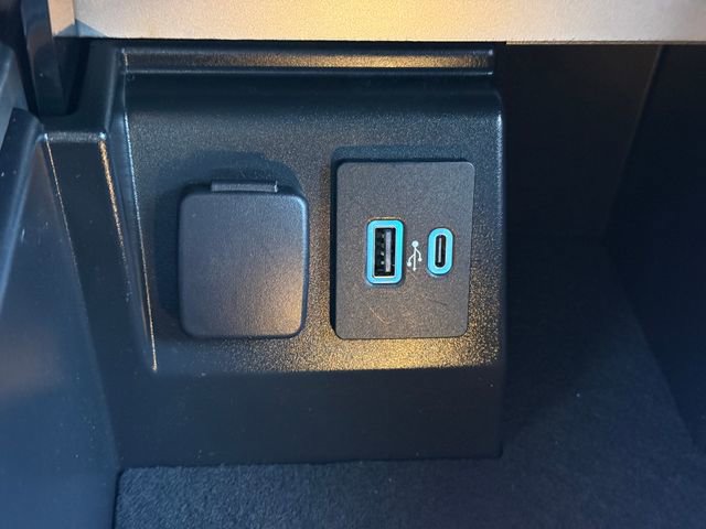 Certified 2022 Ford Explorer XLT w/ Equipment Group 202A image 15