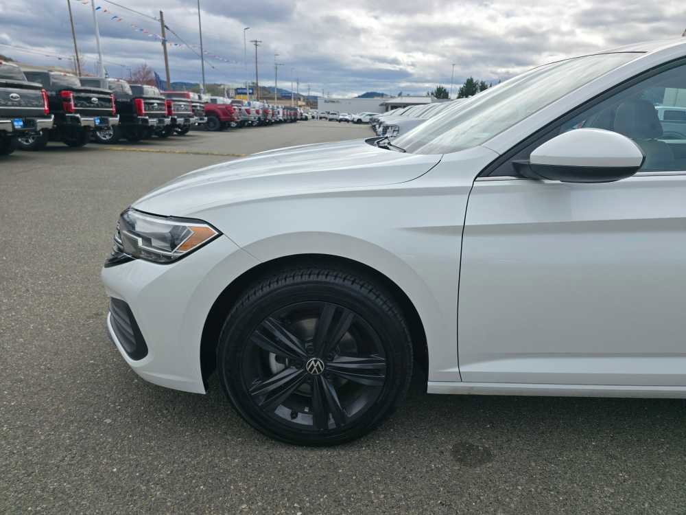 Used 2023 Volkswagen Jetta SE image 2