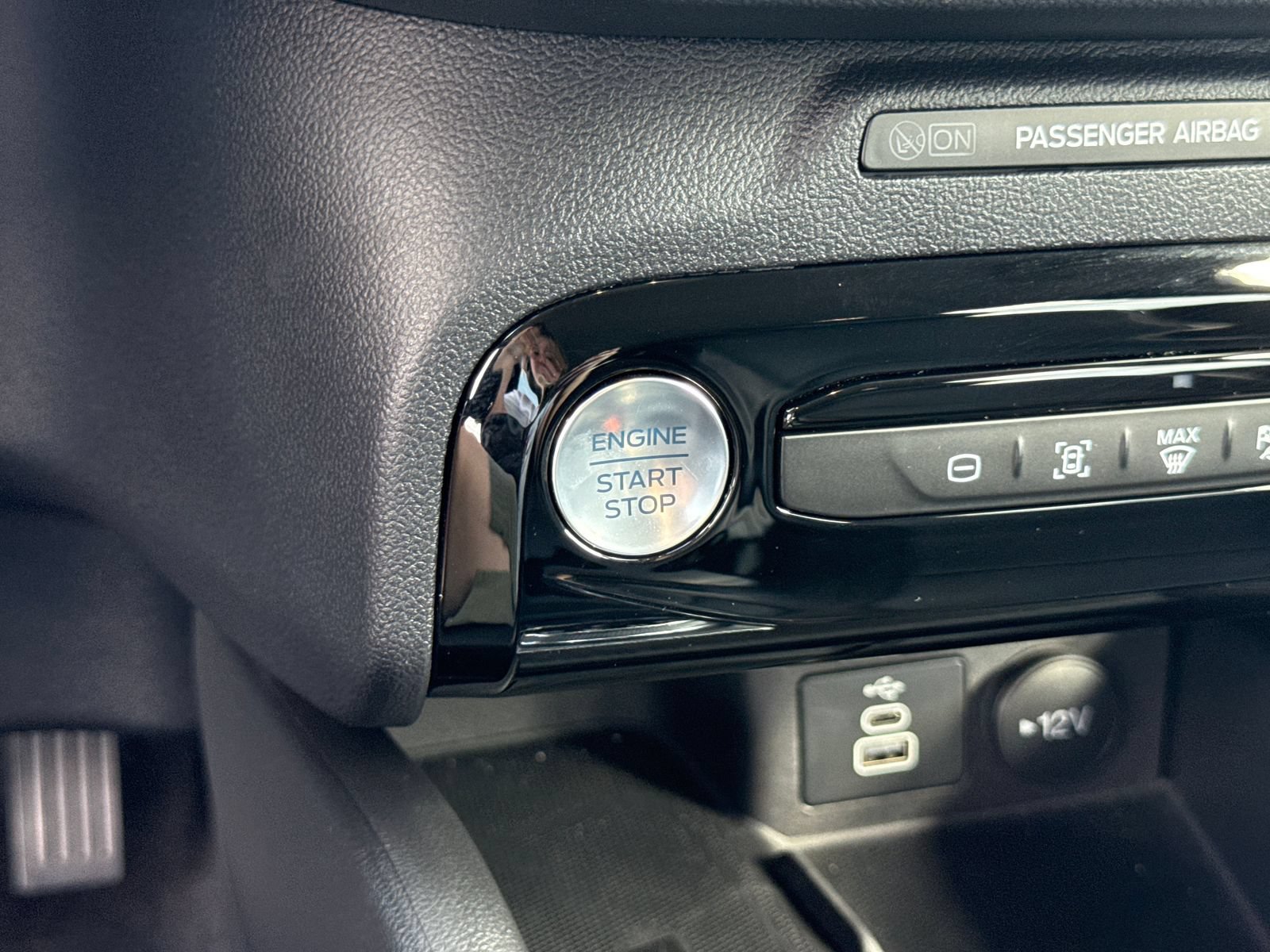 Certified 2025 Ford Escape Platinum FWD image 32