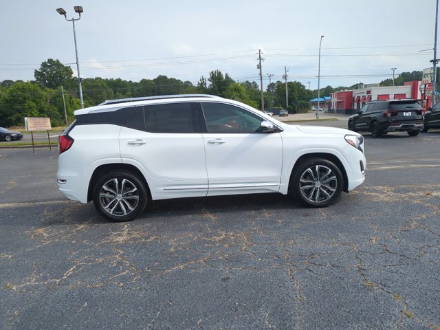 Used 2020 GMC Terrain Denali w/ Denali Premium Package FWD image 3