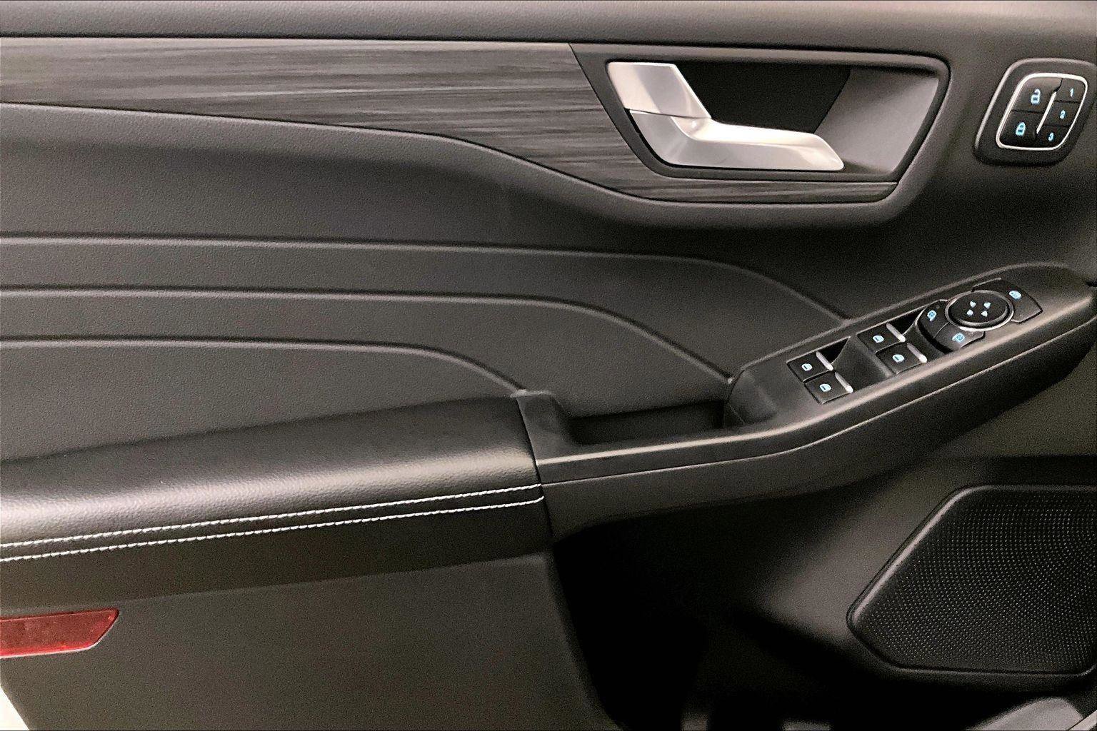 Certified 2025 Ford Escape SE w/ PHEV Premium Package image 22