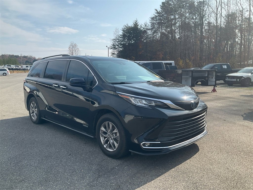 Used 2021 Toyota Sienna XLE image 3