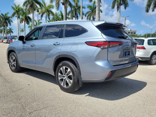 Used 2023 Toyota Highlander XLE FWD image 4