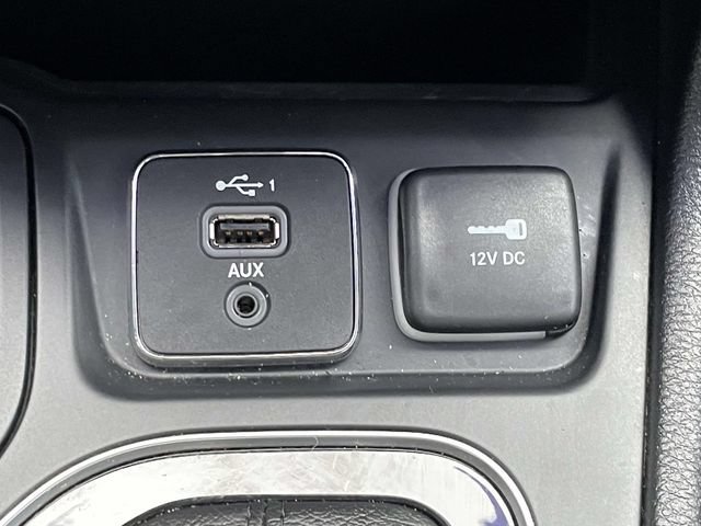 Used 2019 Jeep Cherokee Latitude Plus FWD image 28