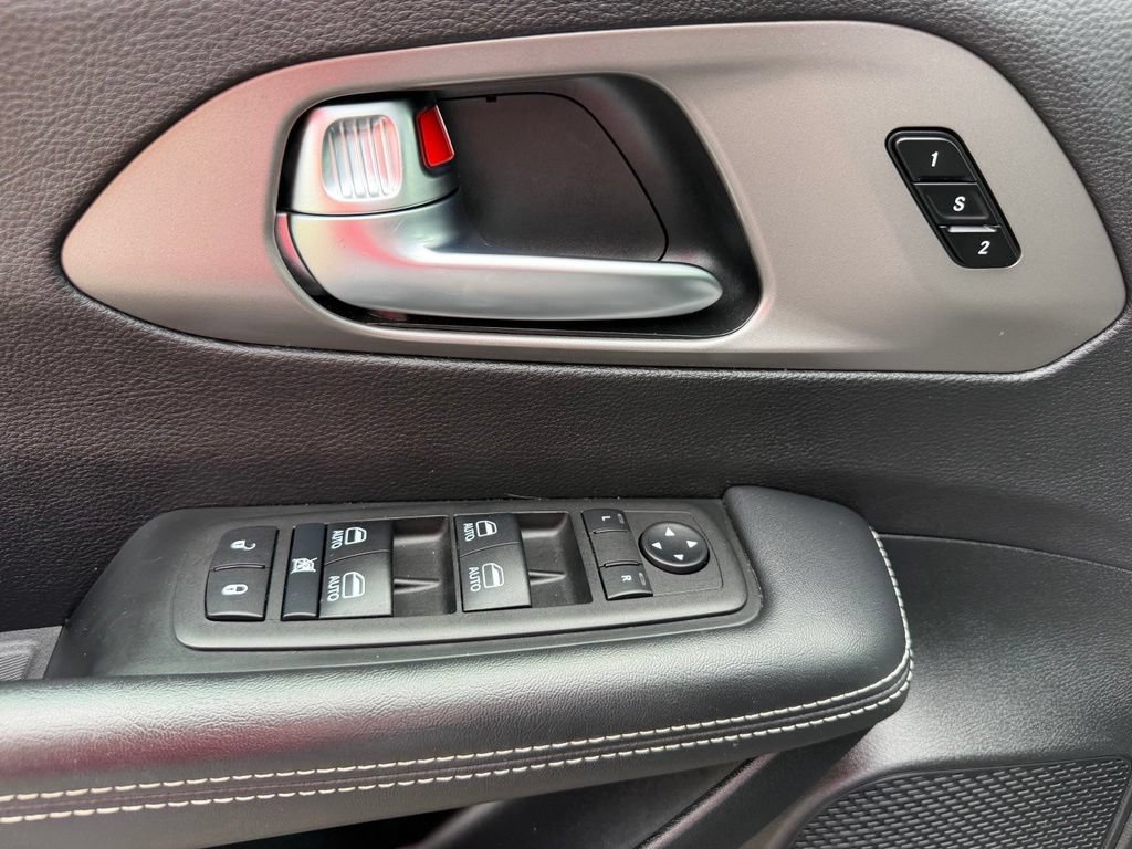 Used 2025 Chrysler Pacifica Select FWD image 19