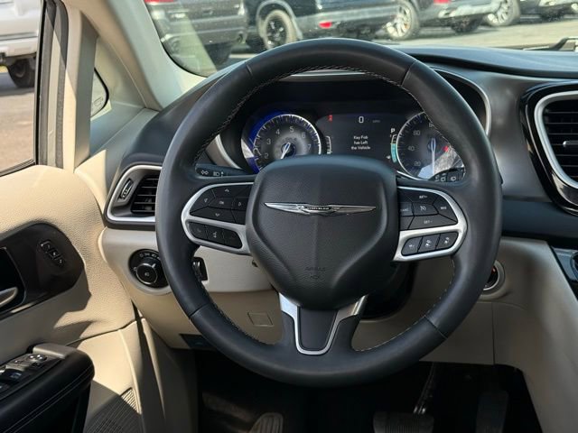 Used 2023 Chrysler Pacifica Touring-L FWD image 7