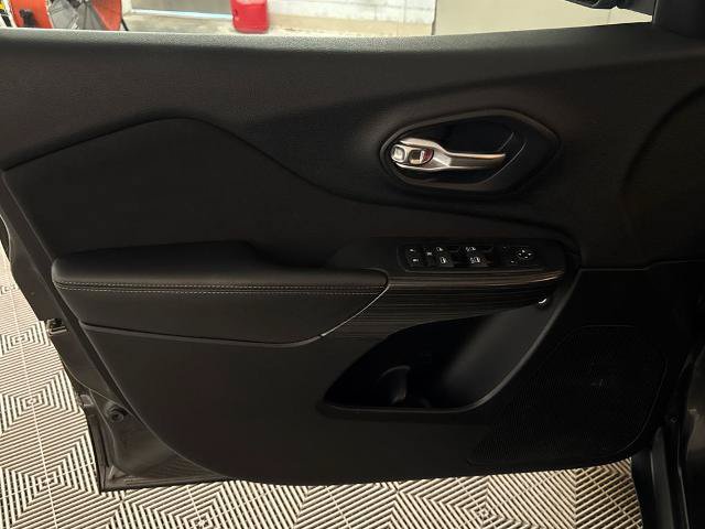 Used 2017 Jeep Cherokee Latitude w/ Cold Weather Group FWD image 15
