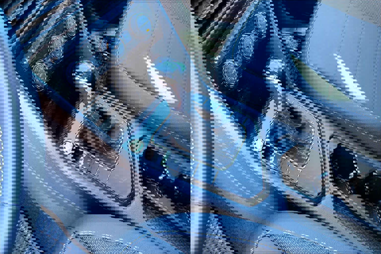 Used 2024 Volkswagen Taos SE w/ Black Wheel Package image 17