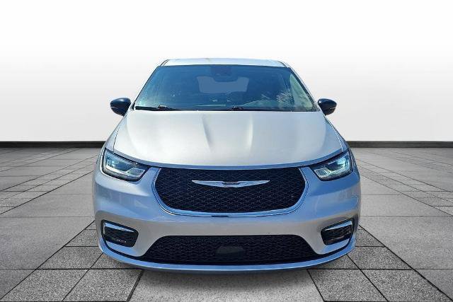 Used 2024 Chrysler Pacifica Touring-L FWD image 2