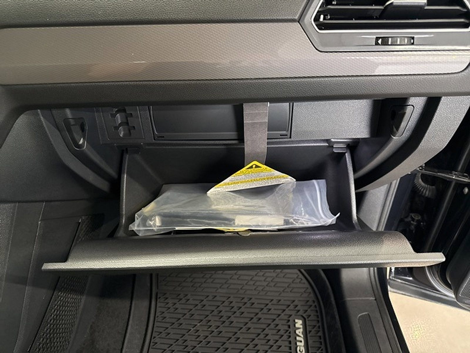 Used 2024 Volkswagen Tiguan SE image 55