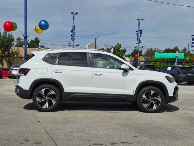 Used 2025 Volkswagen Taos SE AWD/4WD image 3