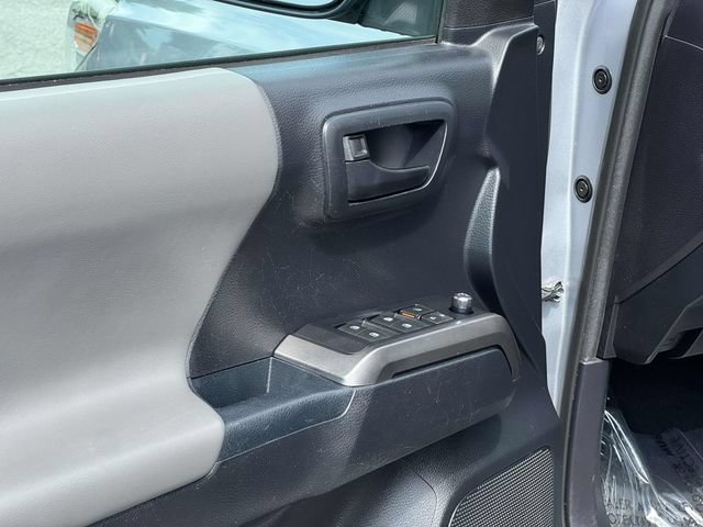 Used 2018 Toyota Tacoma SR5 w/ Four Season Floor Mat Package AWD/4WD image 16