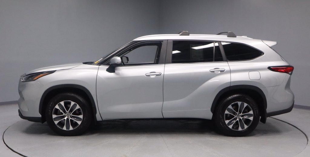 Used 2023 Toyota Highlander XLE AWD/4WD image 8