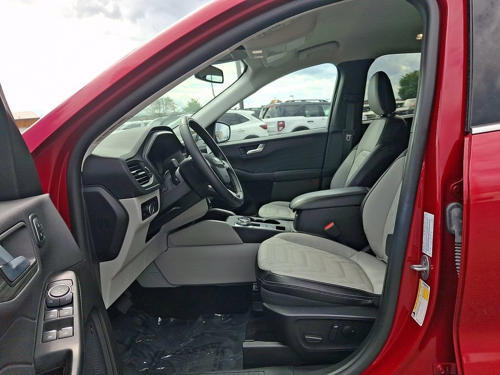 Certified 2024 Ford Escape Platinum w/ Premium Technology Package AWD/4WD image 13