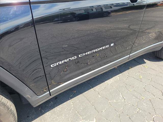 Used 2023 Jeep Grand Cherokee L Laredo AWD/4WD image 3
