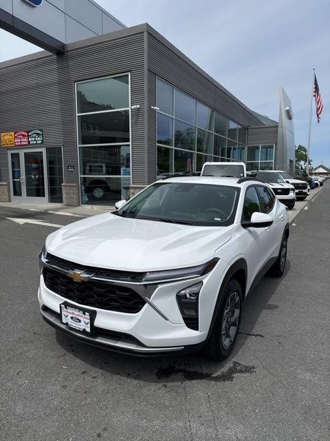 Used 2024 Chevrolet Trax LT FWD image 1